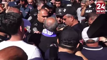 На митинге в Ереване произошел конфликт между Галстаняном и полицией