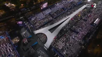 Parisdə Yay Olimpiya Oyunlarının açılış mərasimi zamanı oyunların emblemi olan bayraq tərs olaraq qaldırılıb