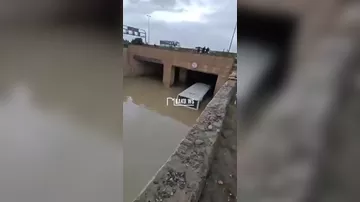 Bakıda sərnişin avtobusu suyun içində qaldı - Sərnişinlər kəndirlə xilas edildi