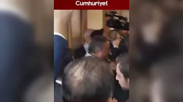 Türkiyə parlamentində nazirə hücum edildi