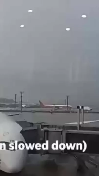 Молния ударила в самолет British Airways перед взлётом