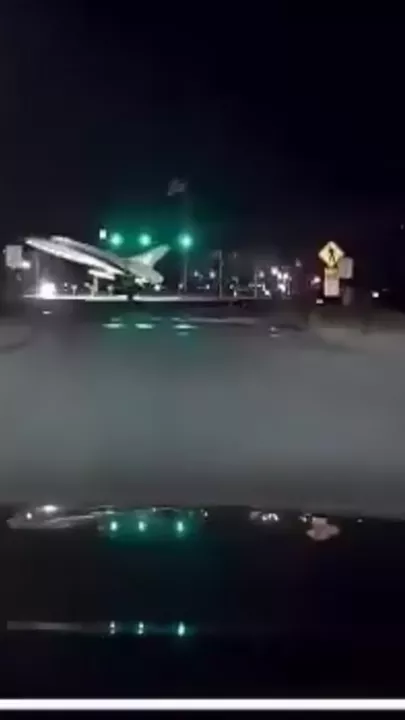 Очевидец заснял момент авиакатастрофы в США