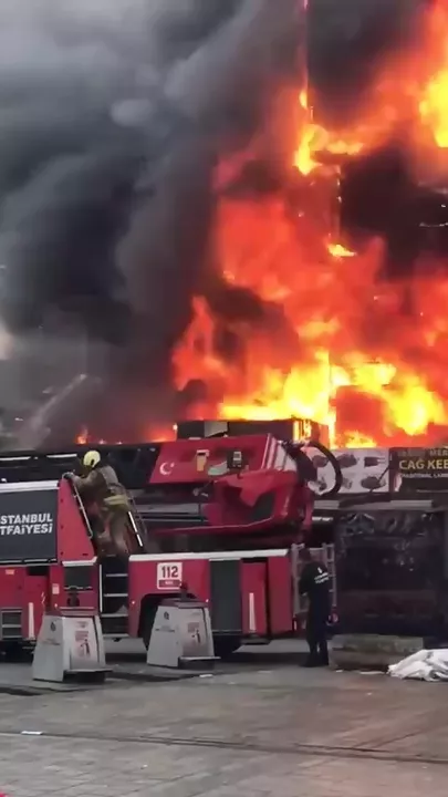 Сильный пожар на историческом рынке в Стамбуле
