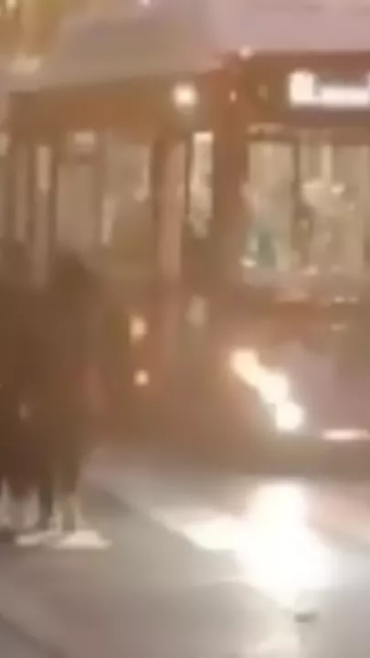 Информационный щит упал на автобус в Баку