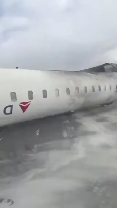 В США при посадке перевернулся самолет