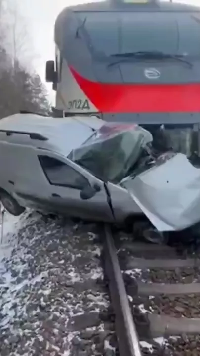 В Подмосковье электричка столкнулась с автомобилем