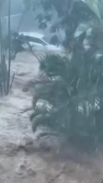 Сильное наводнение во французском Реюньоне 2