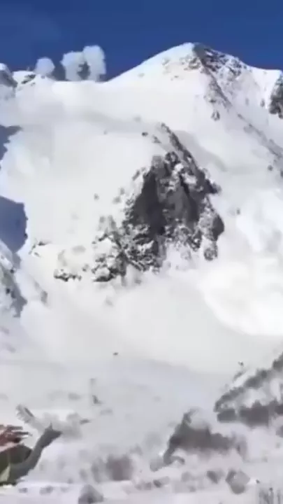 Группа дорожных строителей попала под лавину