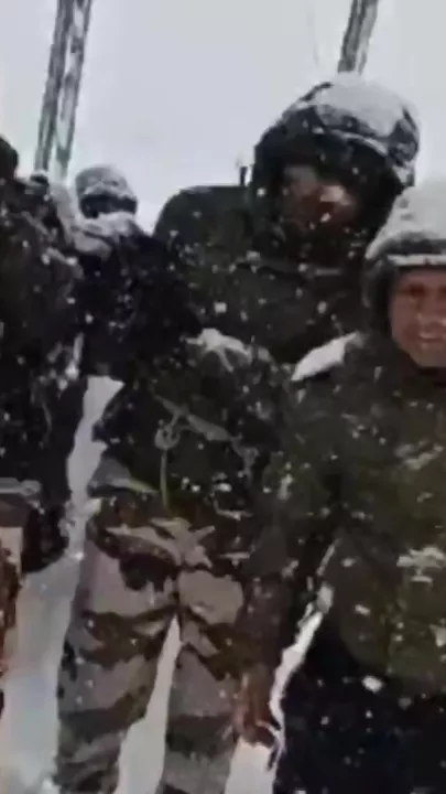 Группа дорожных строителей попала под лавину в Гималаях