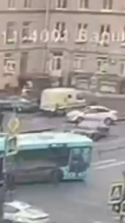 Автобус снес остановку с людьми в России