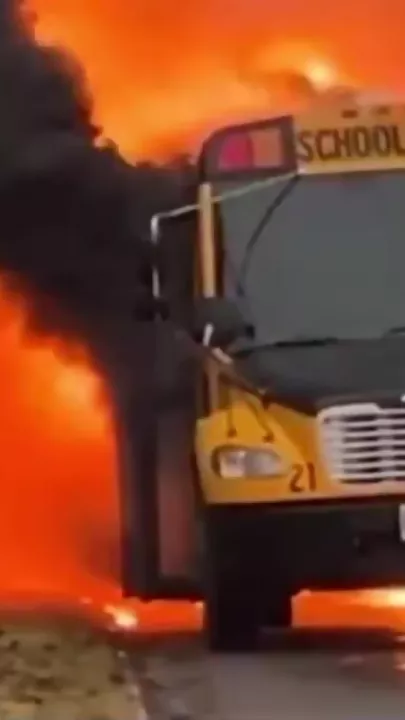 В США водитель спас 15 детей из горящего школьного автобуса