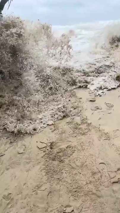 Жители Австралии обкладывают дома песком в ожидании циклона "Альфред"