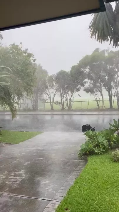 Жители Австралии обкладывают дома песком в ожидании циклона "Альфред" 3