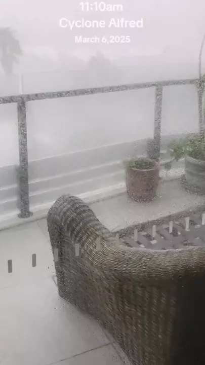 Жители Австралии обкладывают дома песком в ожидании циклона "Альфред" 4