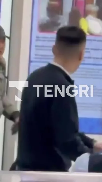 Герой в коричневой футболке, судя по всему, предложил себя в заложники вместо сотрудницы аэропорта