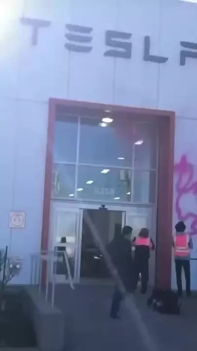Климатические активисты напали на магазин Tesla