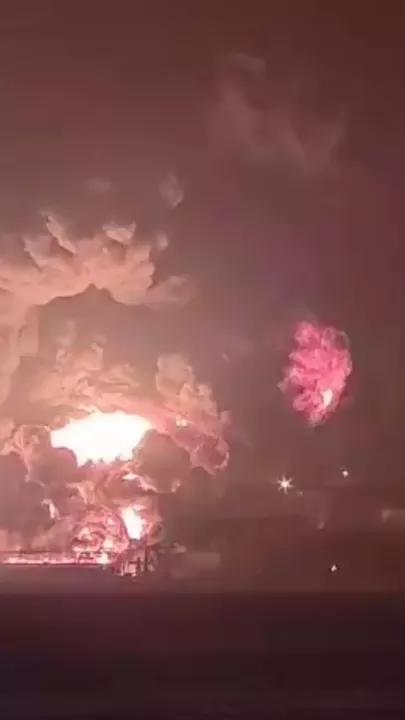 В Краснодарском крае на горящей нефтебазе взорвался резервуар