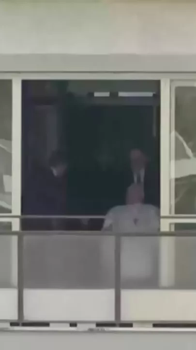 Папа Римский попал на видео впервые после госпитализации