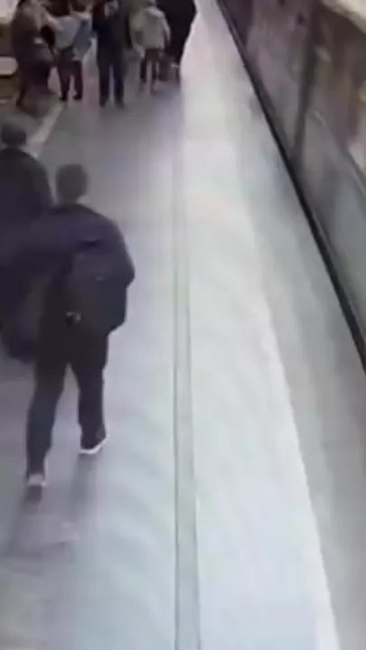 Женщина толкнула знакомого под поезд в московском метро