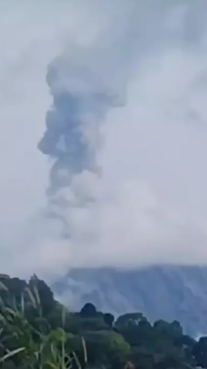 В Индонезии произошло пять извержений вулкана Семеру 2