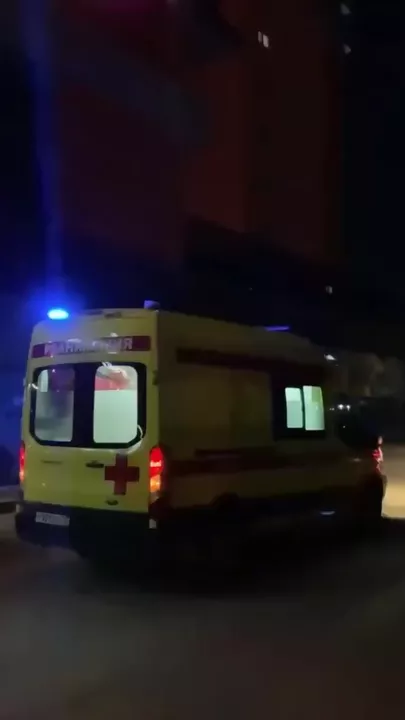 Женщина выпала из окна многоэтажки на автомобиль и выжила