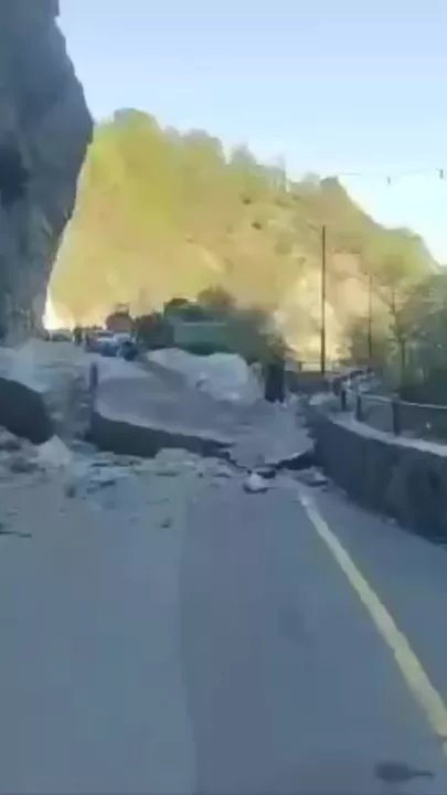 В туристической зоне Təngə dərəsi в Губинском районе на проезжую часть дороги упали обломки скалы