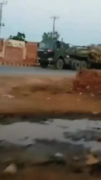 Военные колонны Пакистана направляются к границе с Индией