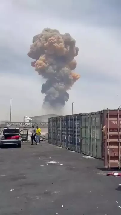 Мощный взрыв произошел в иранском Бендер-Аббасе
