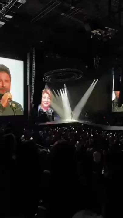 Турецкий певец Таркан не смог сдержать слез во время концерта