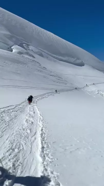 Самолет едва не налетел на лыжников в Швейцарии