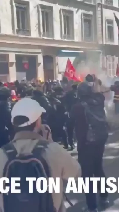 Французский Лион охватили протесты и столкновения с силовиками - 2