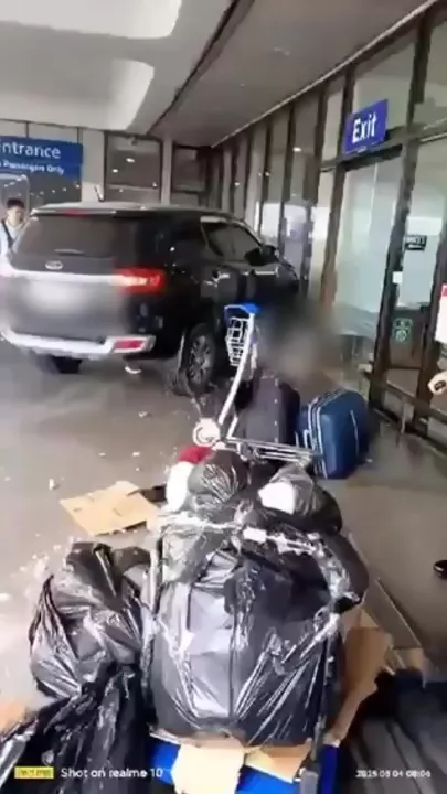 Автомобиль врезался в здание аэропорта на Филиппинах
