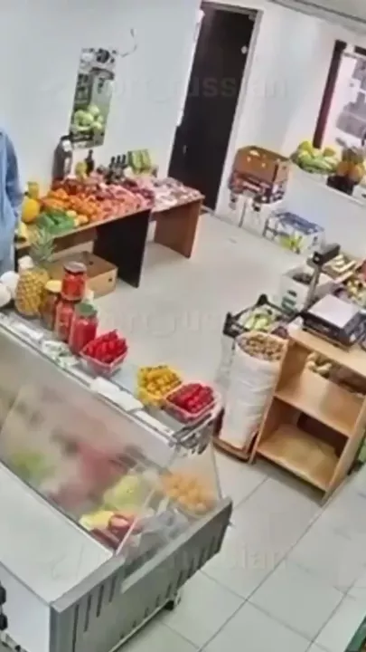 Потолок обрушился в петербургском супермаркете