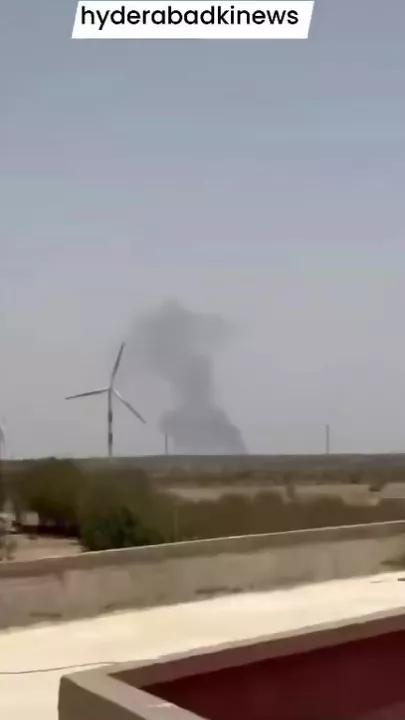 Индия ударила дронами-камикадзе по авиабазе Пакистана - 2