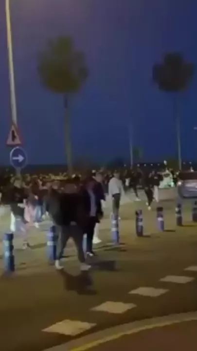 Фанаты "Севильи" штурмовали клубную базу, желали смерти президенту, метали яйца в автобус с командой после поражения от "Сельты"