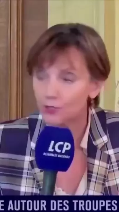 Странное поведение Макрона при виде камер - 2