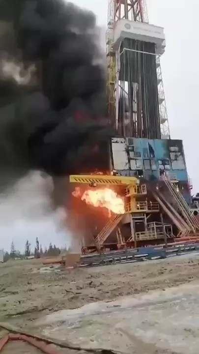 При пожаре на нефтегазовом месторождении в Сибири рухнула вышка