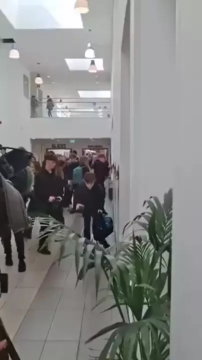 В Шотландии открылась первая школа с полным запретом на смартфоны