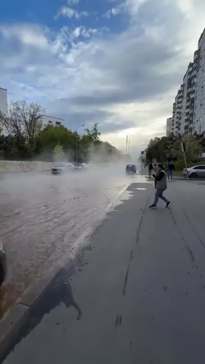 По улице в Москве разлился кипяток