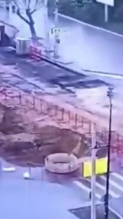 Водитель перелетел через огромную яму во время побега от полиции