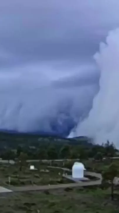 Удивительные кадры, как густой туман накрывает обсерваторию, сняли в испанской Андалусии