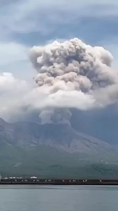 В Японии трижды за день извергался вулкан Сакурадзима