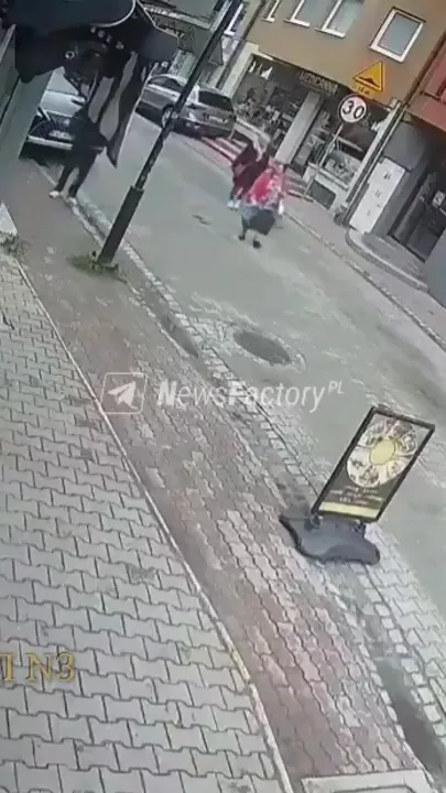 В Польше на женщину рухнул фонарь