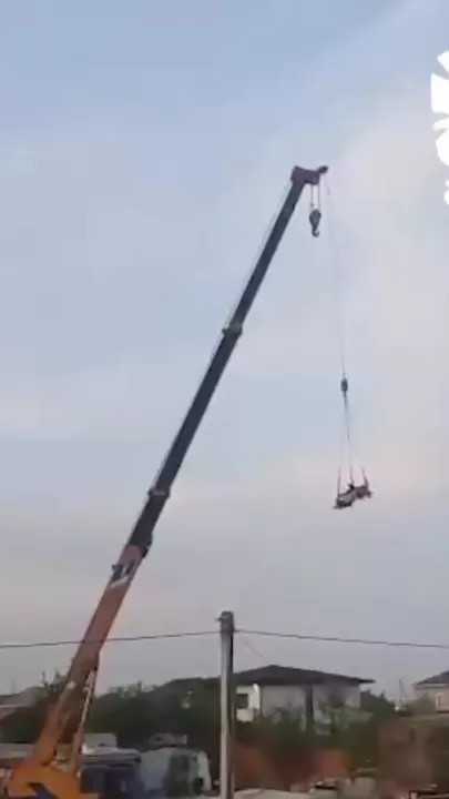 В России крановщик покатал друга на огромной высоте