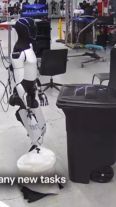 робот Tesla убирается и готовит на кухне