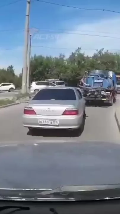 На видео попало, как Jeep припечатал к столбу пешехода в Новосибирске