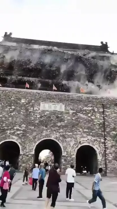 В Китае обрушилась кровля древней башни