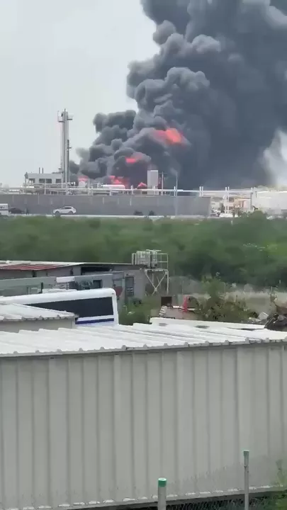 Мощные взрывы на дизельном заводе в Мексике 2