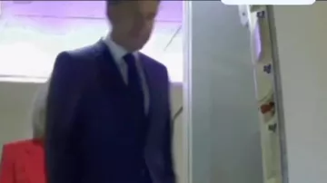 Унижен перед всем миром - Макрон получил пощечину от жены перед мировыми СМИ - 2