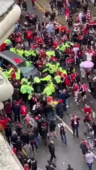 В Ливерпуле автомобиль въехал в толпу людей 2